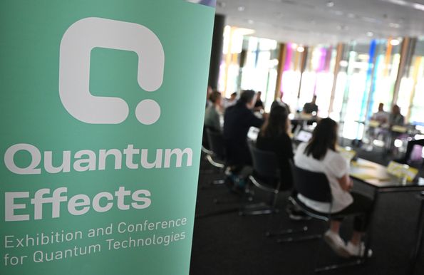 Blick in den Raum, in dem die Pressekonferenz zur Quantum Effects 2024 stattfindet.