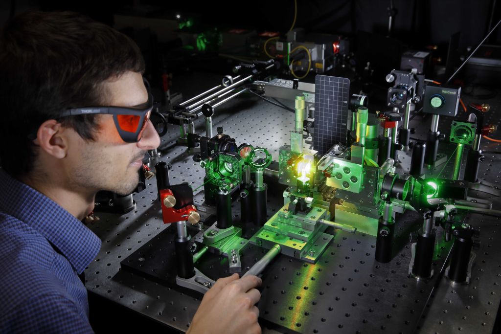 Demonstrator eines Laserschwellen-Magnetometers. Die Perspektive zeigt die Kavität, in der die Verstärkung und magnetfeldabhängige stimulierte Emission gemessen wurden.