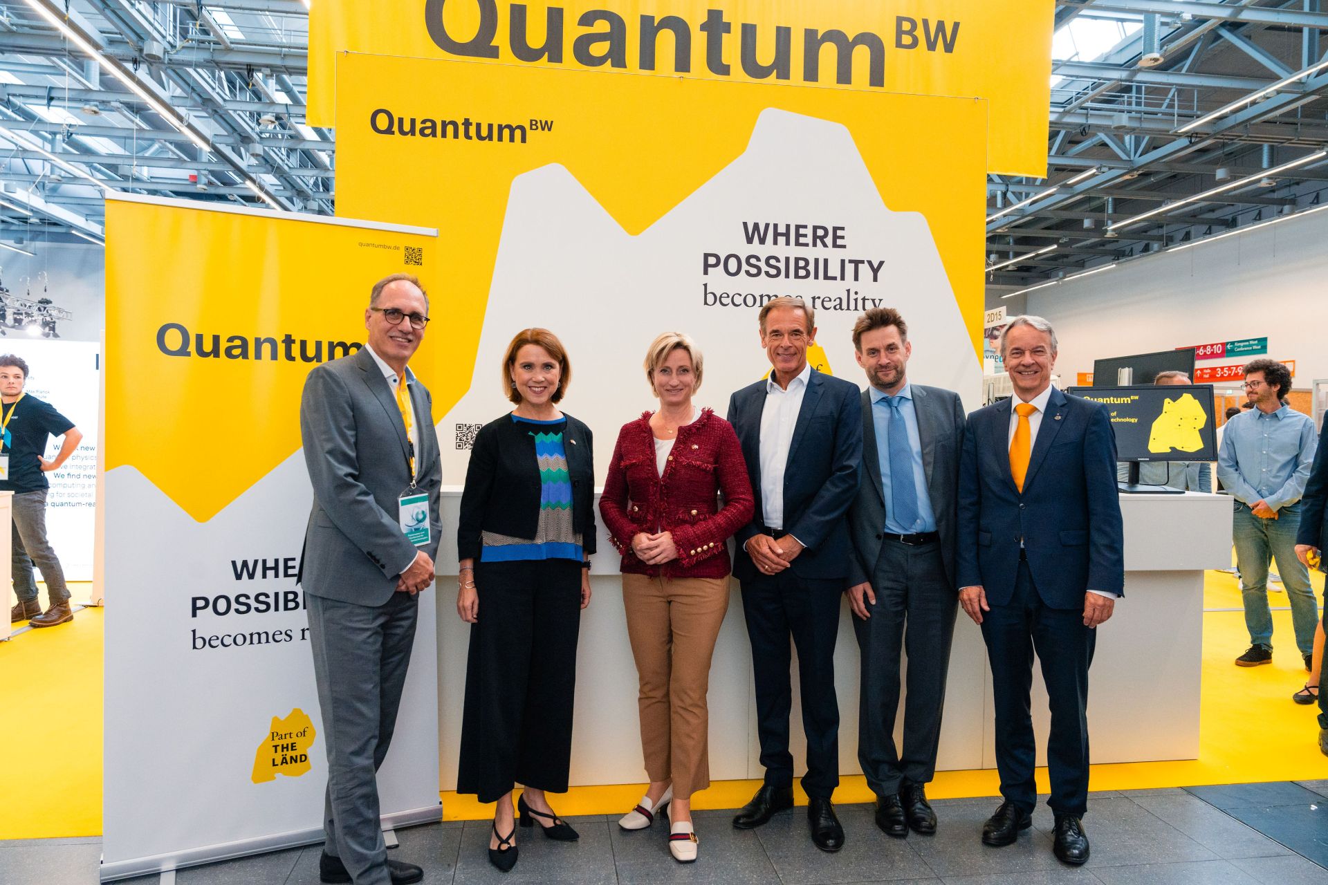 Die Sprecher von Quantum<sup>BW</sup> mit den Ministerinnen Olschowski und Hoffmeister-Kraut sowie mit Rüdiger Quay und dem 
