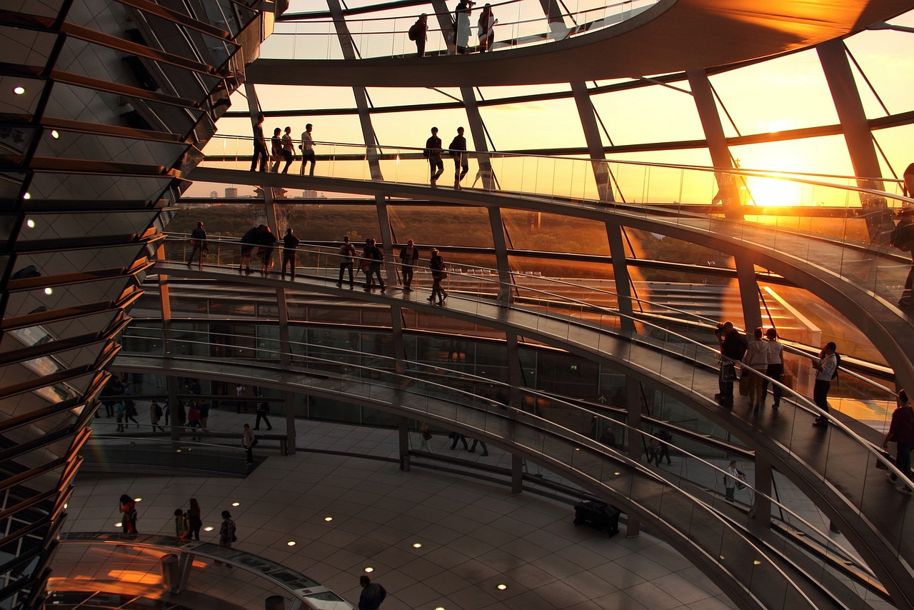 Bild innerhalb der deutschen Reichstagskuppel im Abendrot