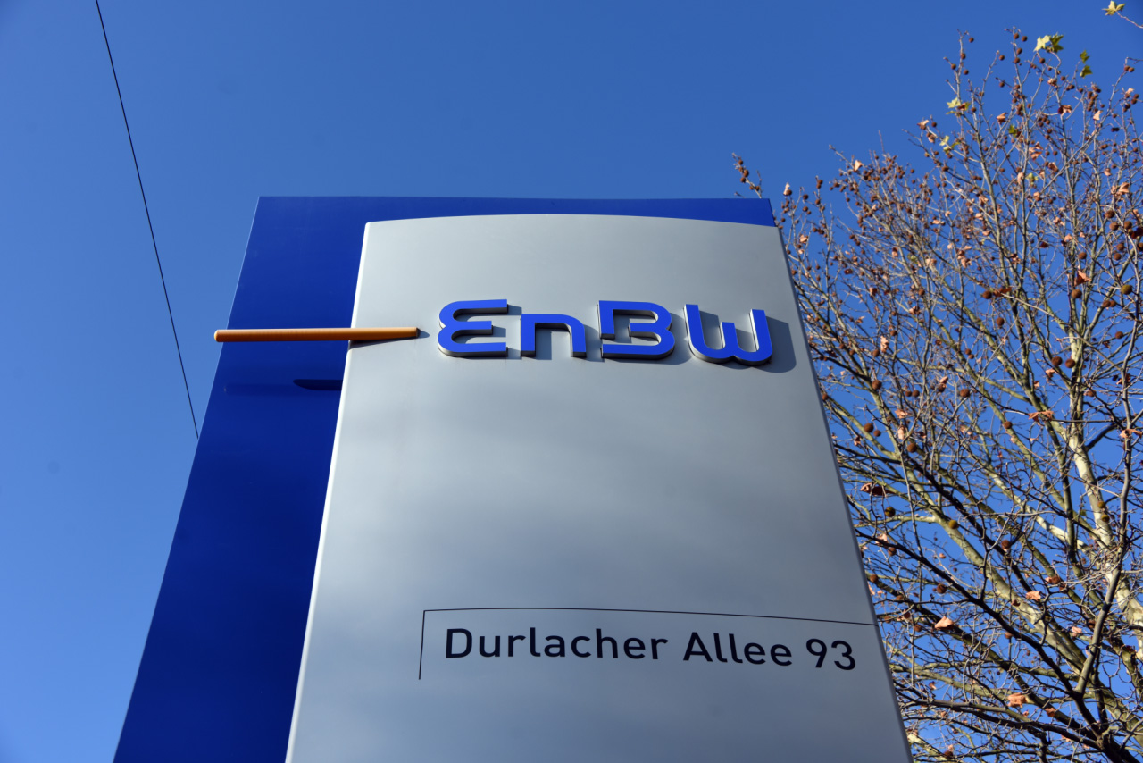 Firmenschild vor der Zentrale von EnBW